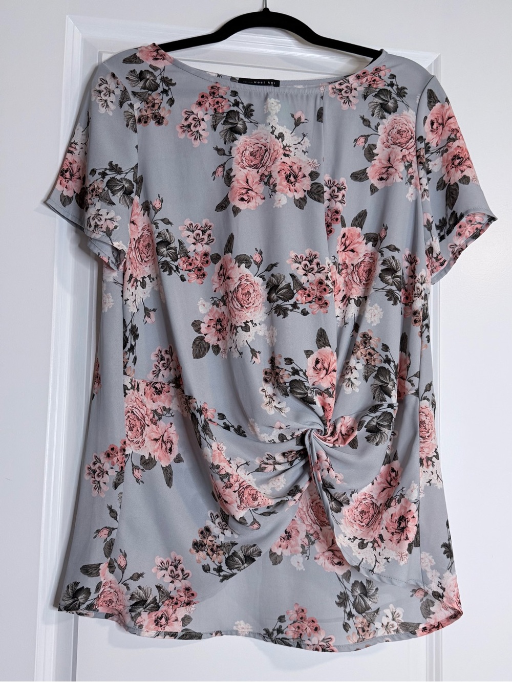 🆕 NWT Soft Gray and Pink Floral Knot Detail Blouse | Women’s L